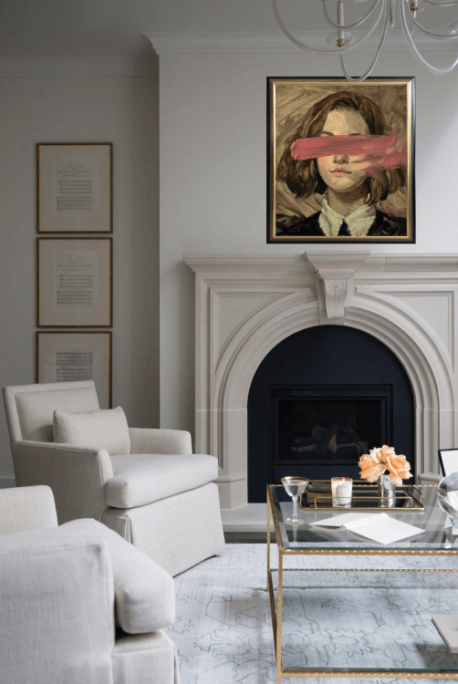 Hình ảnh một góc phòng khách với sofa trắng, bàn trà kính khung kim loại mạ vàng sáng bóng
