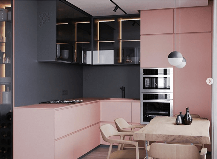 Hình ảnh phòng bếp căn hộ nhỏ với mảng tường sơn xám đen, tủ bếp và bàn ăn màu sáng