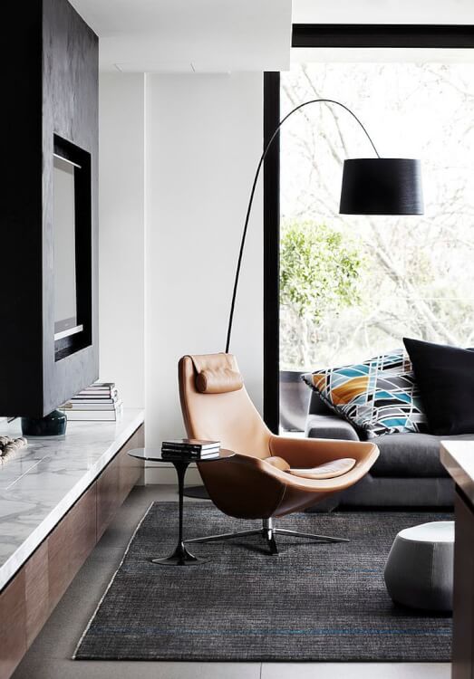 Hình ảnh một góc phòng khách hiện đại với ghế ngồi thư giãn màu nâu