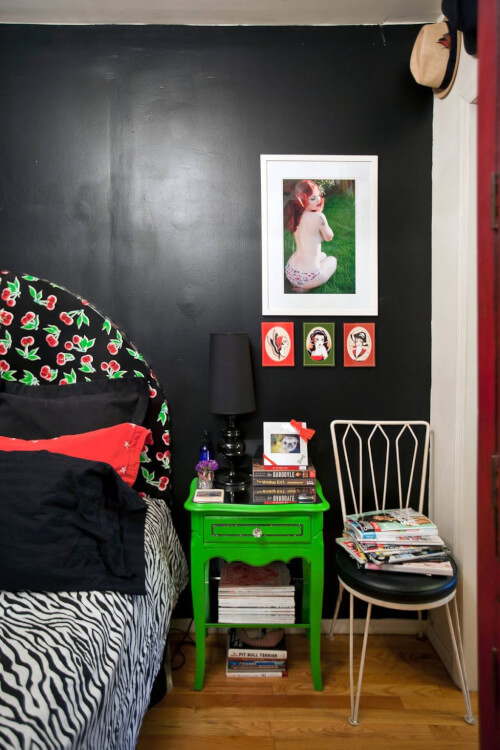 Hình ảnh một góc phòng ngủ với tông màu đen tuyền, ga gối họa tiết ngựa vằn bắt mắt