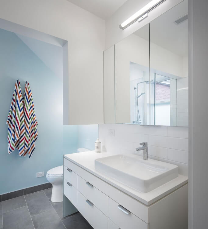 hình ảnh phòng tắm màu trắng xanh nhạt