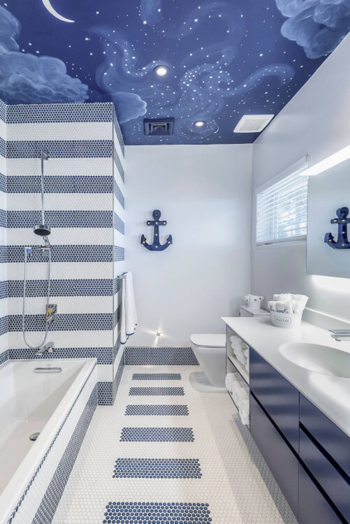hình ảnh phòng tắm màu xanh - trắng dành cho bé với gạch ốp lát màu nhỏ, trần trang trí bầu trời đầy sao