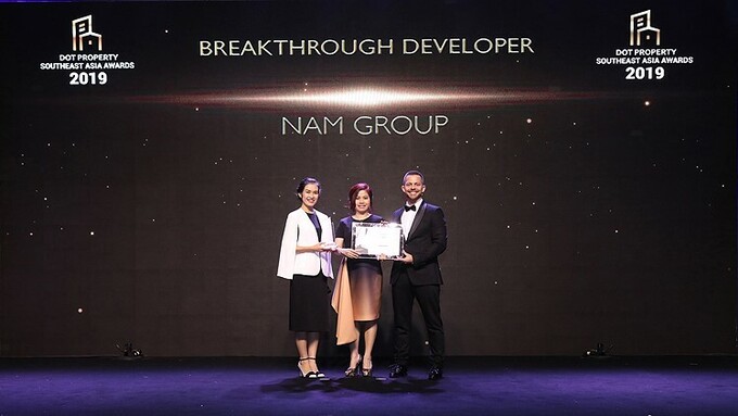 Tập đoàn Nam Group nhận giải thưởng Nhà phát triển bất động sản đột phá Đông Nam Á 2019 tại lễ trao giải Dot Property Southeast Asia Awards 2019. 