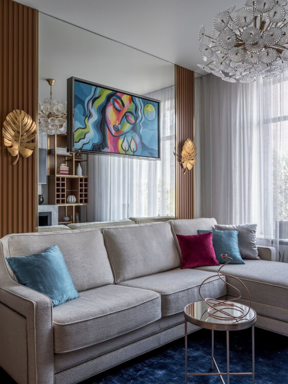 Hình ảnh phòng khách màu trung tính chủ đạo với sofa xám, gối tựa màu sắc