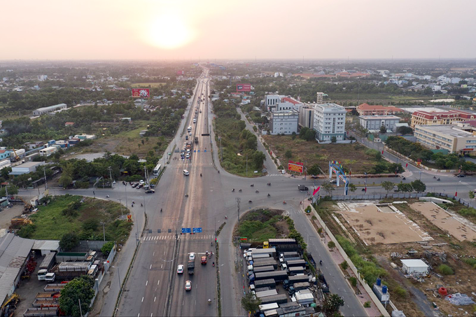 Điểm giao giữa đại lộ Nguyễn Văn Linh nối dài và đường Tân Túc tại trung tâm hành chính Bình Chánh