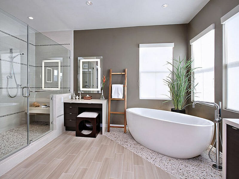 Hình ảnh phòng tắm thoáng rộng với sàn lát gạch chống trơn trượt nhà tắm