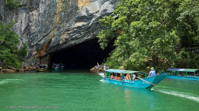 Lối vào động Phong Nha, Quảng Bình: Ảnh: Hanoi Photography/Shutter Stock. 