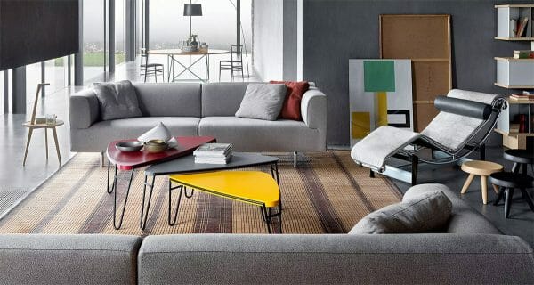 Hình ảnh phòng khách với bàn cà phê hình cánh hoa màu sắc, ghế sofa màu xám