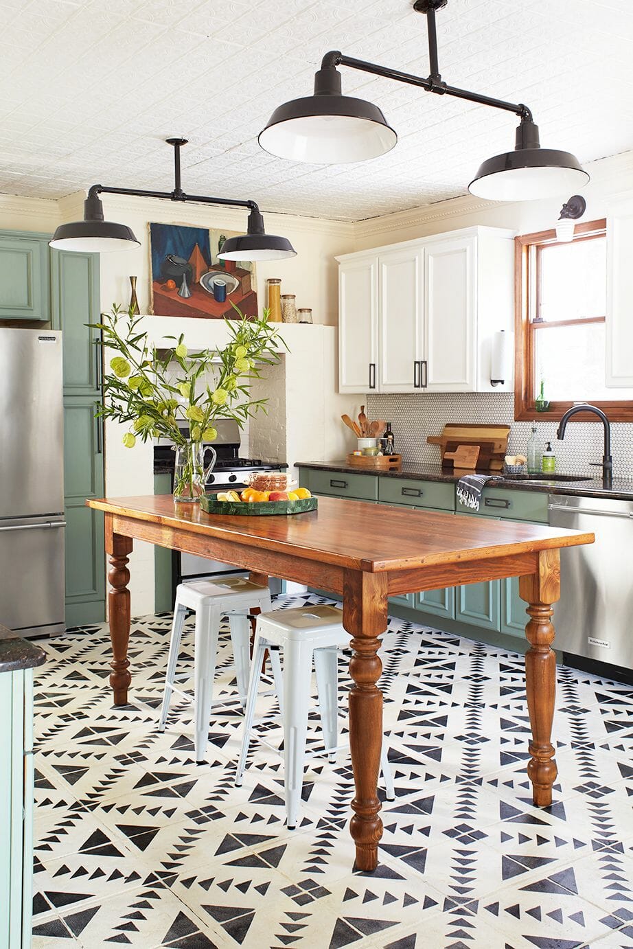 Hình ảnh phòng bếp hiện đại, thoáng sáng với cửa ra vào và hệ tủ sơn màu xanh xám bắt mắt