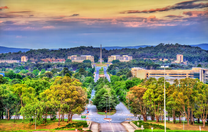 Thủ đô Canberra (Australia) được gọi là thành phố vườn bởi mật độ cây xanh dày đặc.