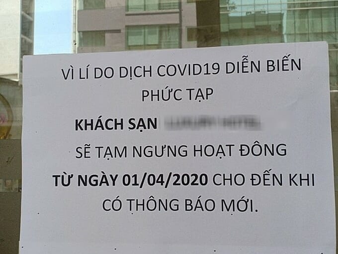 Thông báo ngừng hoạt động vì Covid-19 của một khách sạn tại quận 1 (TP HCM). Ảnh:Nguyễn Nam.