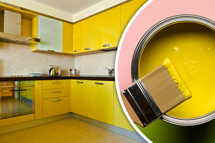 Hình ảnh phòng bếp với tường, tủ lưu trữ sơn màu vàng chanh bắt mắt.