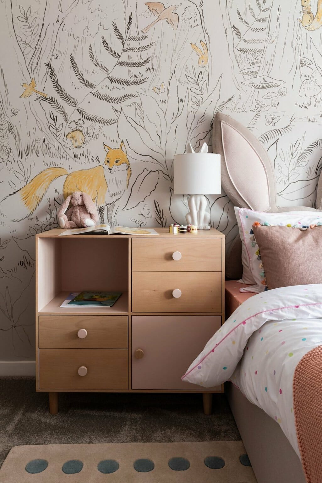 hình ảnh phòng ngủ con gái ấn tượng với giấy dán tường họa tiết rừng nhiệt đới