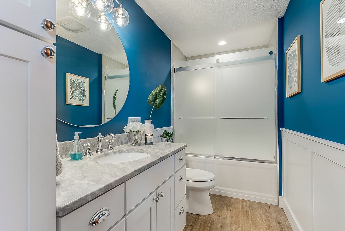 hình ảnh phòng tắm màu xanh trắng hiện đại