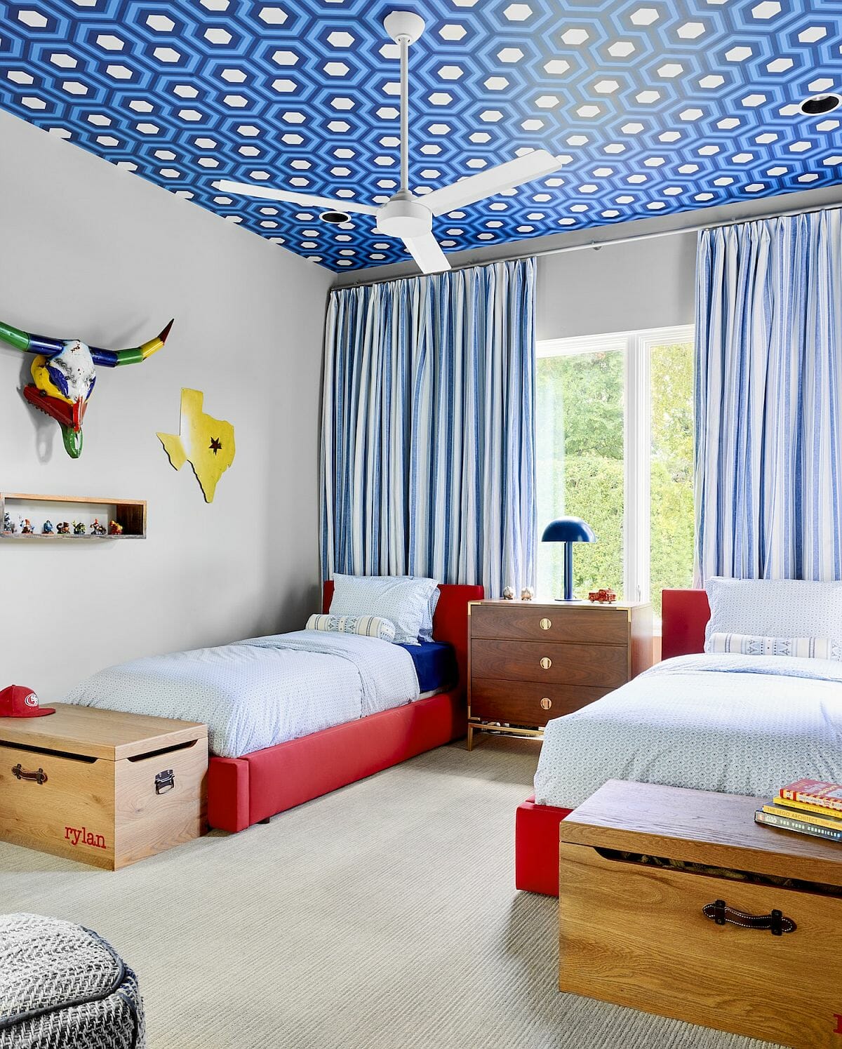 Phòng ngủ của trẻ ấn tượng với giấy dán trần màu xanh coban, họa tiết hình học
