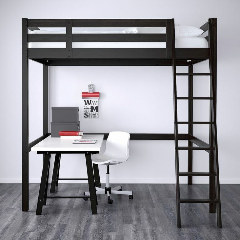 Hình ảnh cận cảnh giường gác xép màu đen, phía dưới đặt bàn làm việc