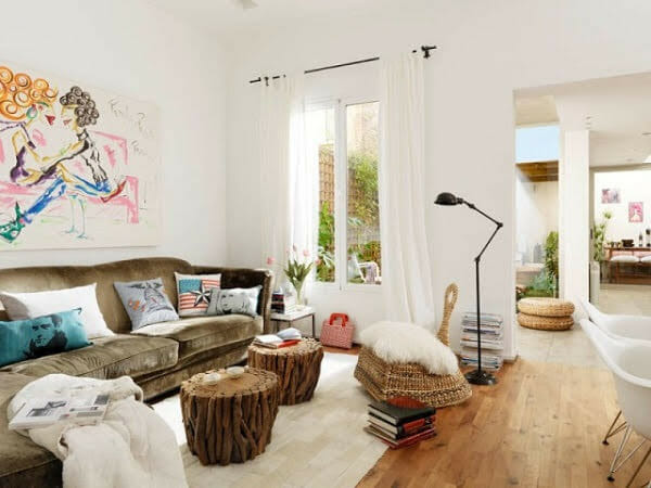 Hình ảnh phòng khách phong cách eco với tường sơn trắng, sàn gỗ, sofa nâu, tranh trường trừu tượng