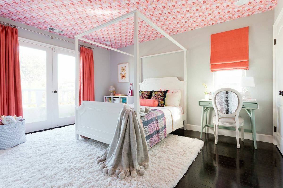 hình ảnh phòng ngủ con gái với giấy dán trần màu cam cùng tông với rèm cửa