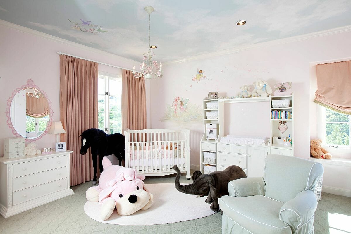 phòng ngủ của trẻ tông màu pastel ngọt ngào, giấy dán trần bầu trời xanh