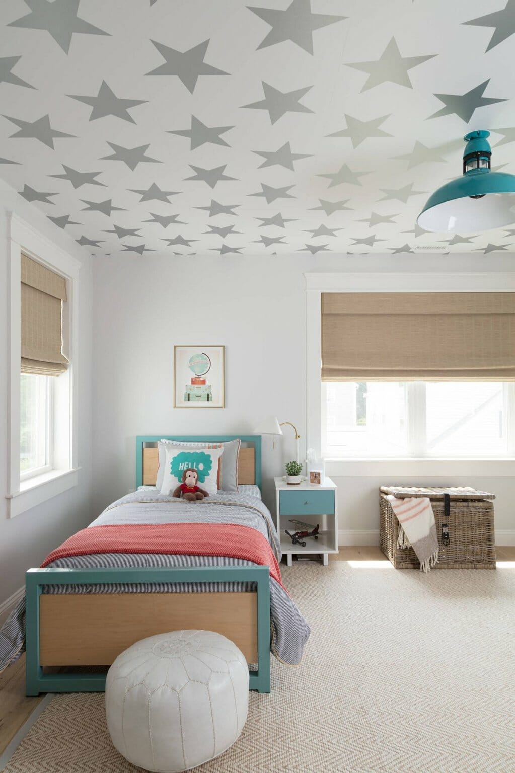 Phòng ngủ của trẻ với giấy dán trần đầy sao, giường nhỏ xinh, cửa sổ kính