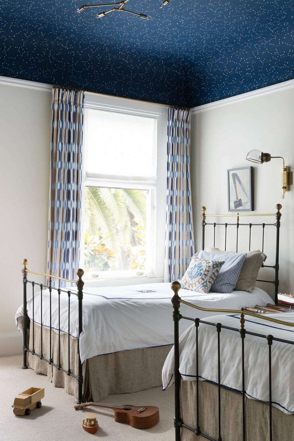 Phòng ngủ giường đôi bằng kim loại, giấy dán trần màu xanh đậm, đèn chùm mạ vàng sáng bóng