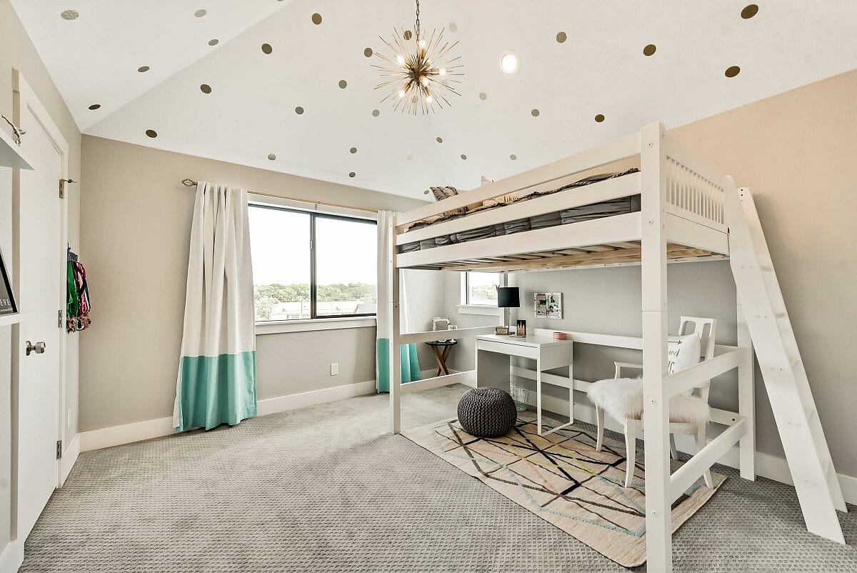 Hình ảnh phòng của trẻ với giường tầng, giấy dán trần họa tiết chấm bi