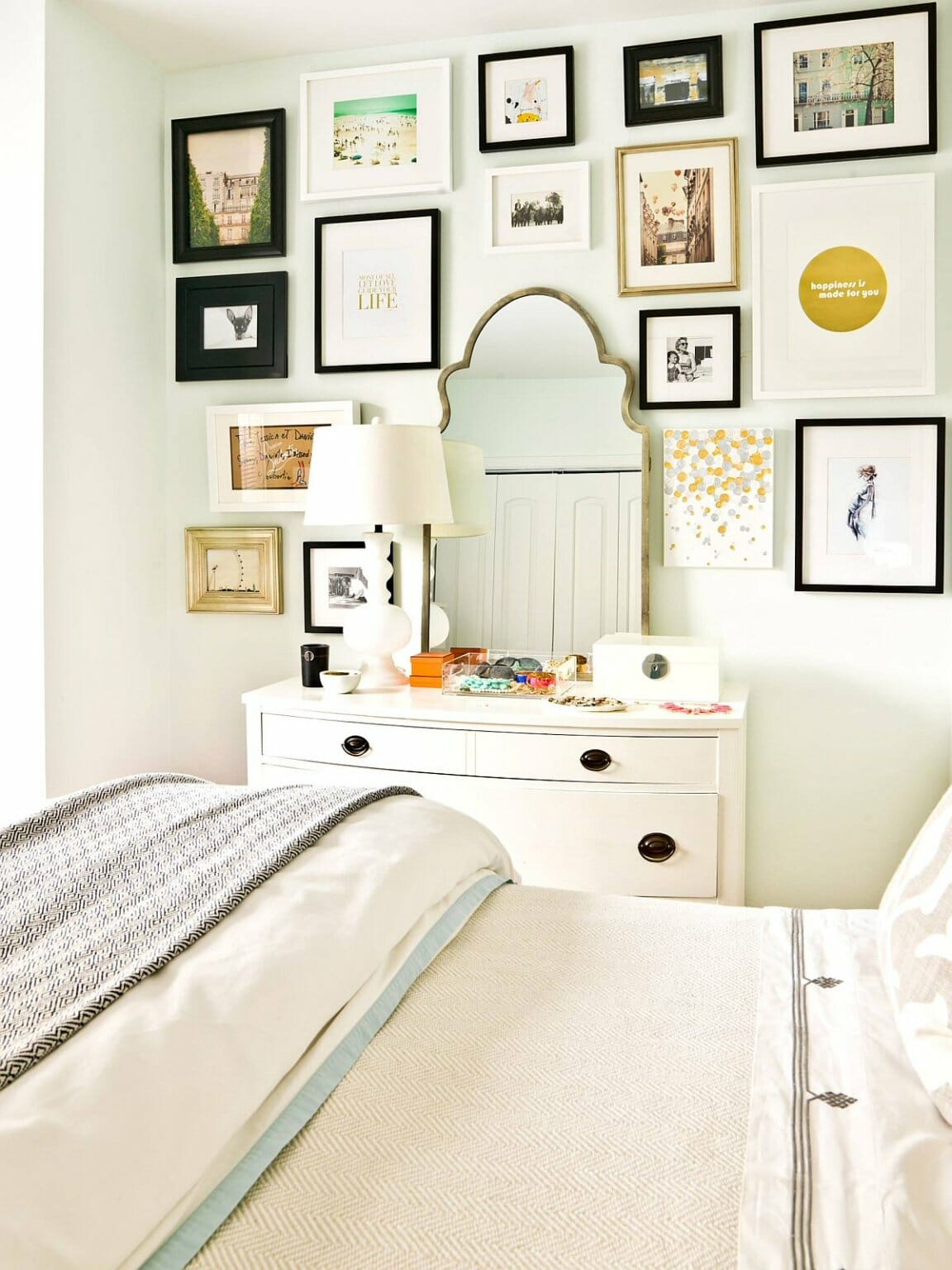 hình ảnh một góc phòng ngủ với tranh tường treo xung quanh gương soi