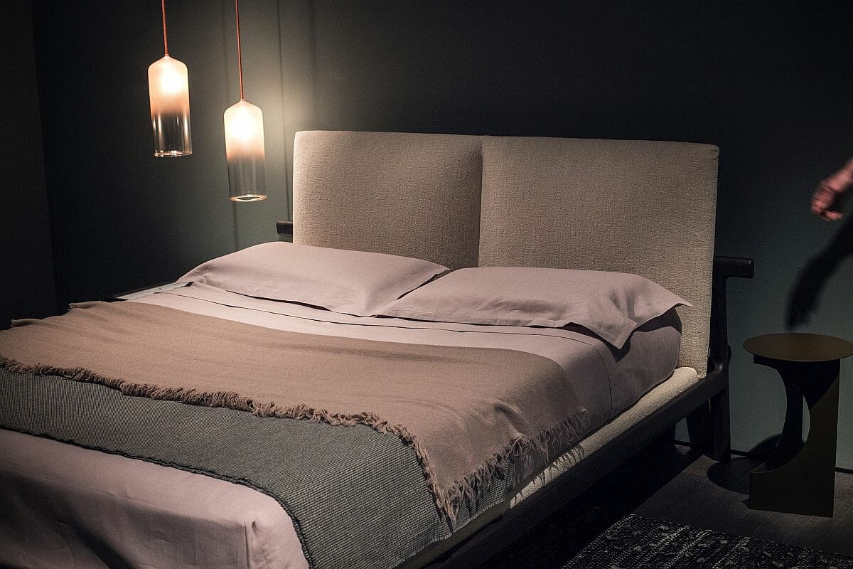 Hình ảnh phòng ngủ tông màu trầm với đèn thả mặt dây chuyền ấn tượng