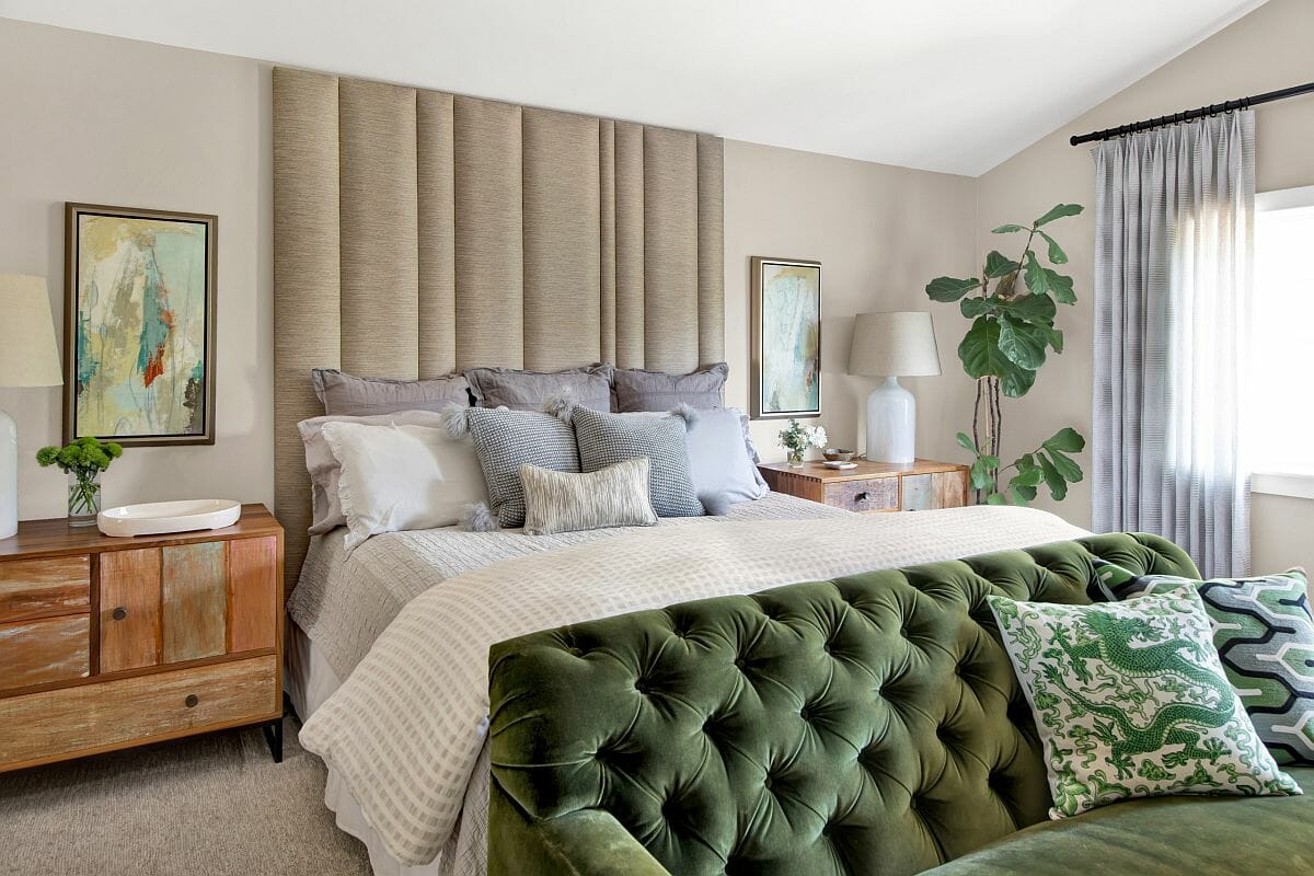 Hình ảnh phòng ngủ màu hiện đại với cây xanh trang trí, tranh tường màu xanh, ghế cuối giường bọc nệm xanh lá