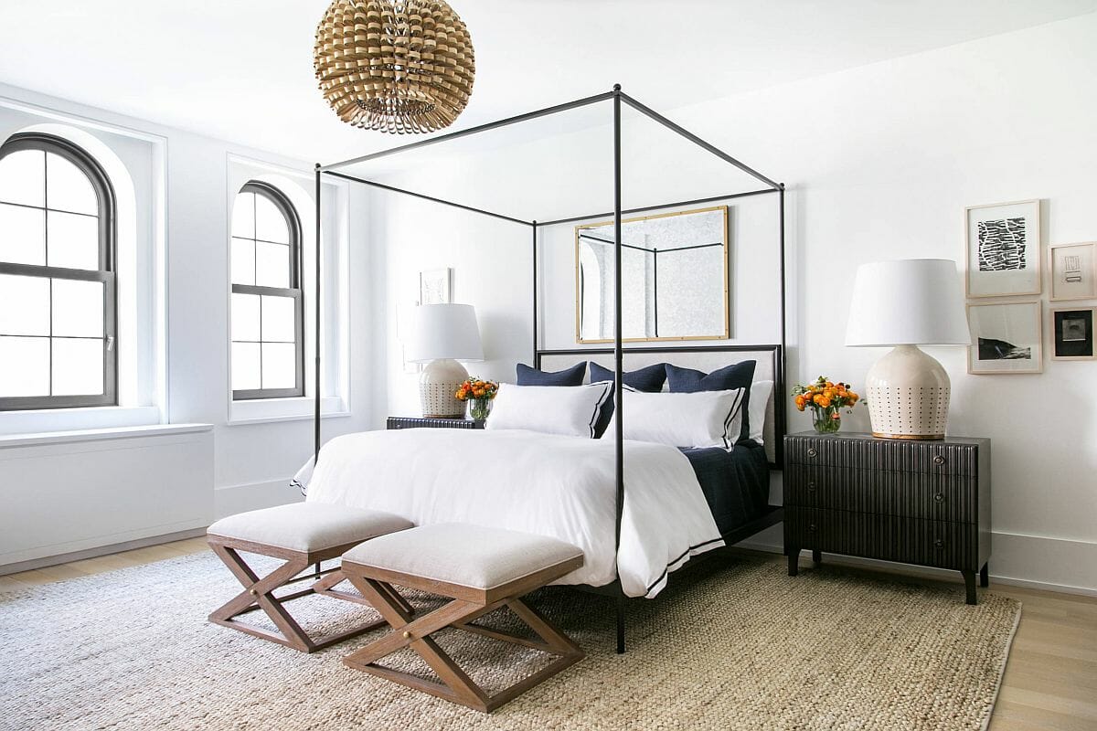 Hình ảnh phòng ngủ phong cách tối giản màu đen - trắng, điểm nhấn là giường 4 cọc màu đen, đèn chùm màu vàng