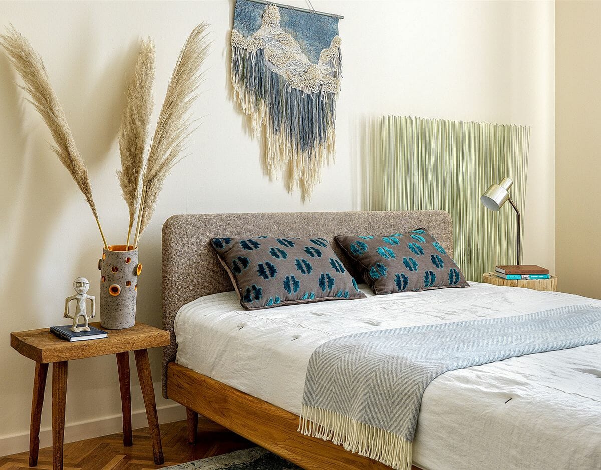 hình ảnh phòng ngủ phong cách chiết trung hiện đại với phụ kiện trang trí màu xanh lá, bông lau đầu giường