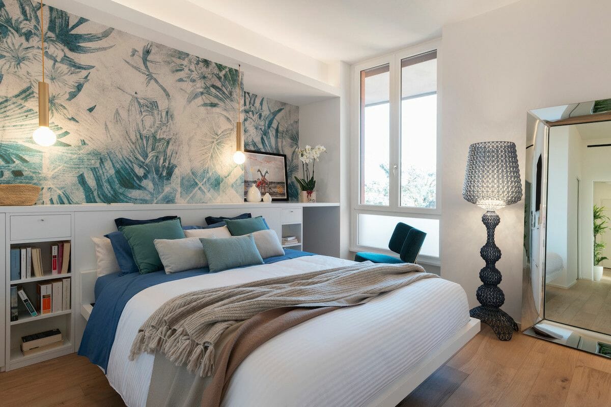 hình ảnh phòng ngủ phong cách bãi biển với giấy dán tường đầu giường, đèn thả vàng đồng sáng bóng