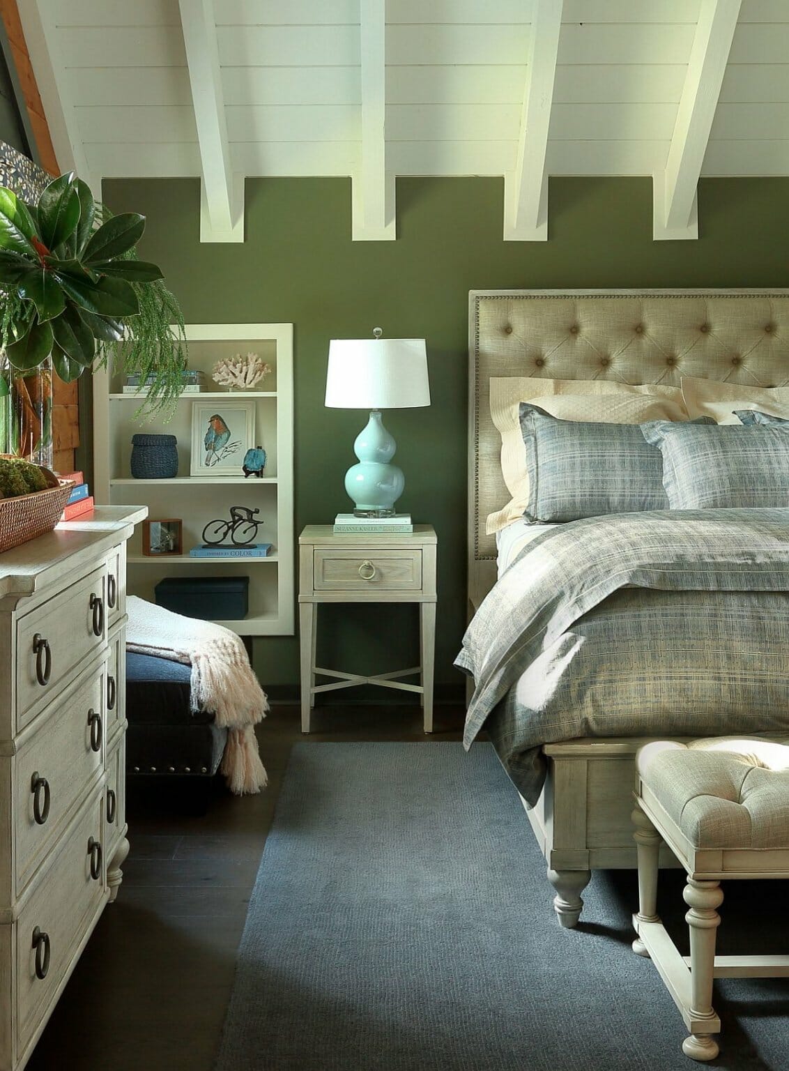 Hình ảnh phòng ngủ truyền thống với màu xanh lá cây kết hợp sắc kem nhã nhặn.