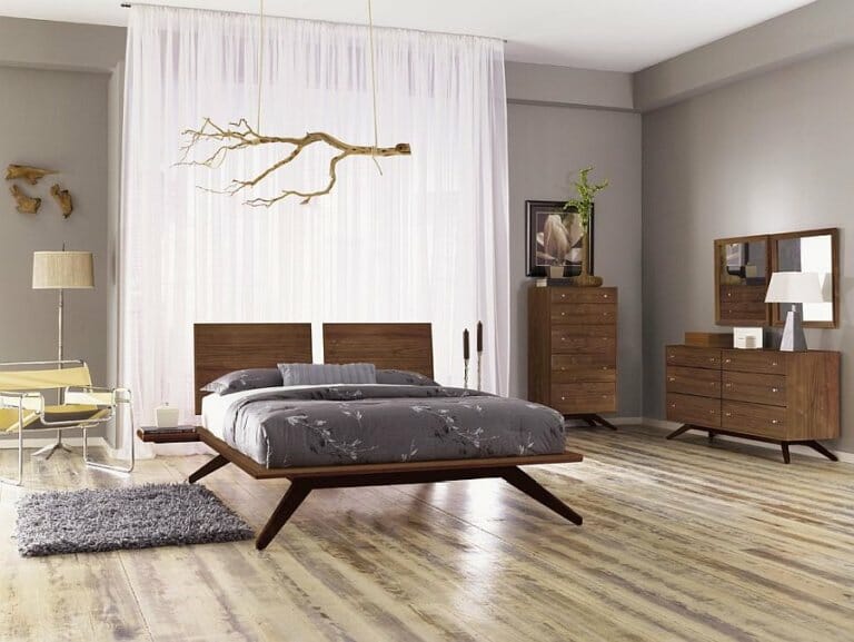 hình ảnh phòng ngủ phong cách Nhật tối giản với giường gỗ thấp, tủ ngăn kéo, nhành cây treo trần, rèm cửa màu trắng mỏng mảnh