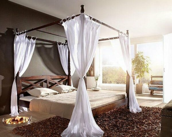 Hình ảnh phòng ngủ mùa hè với giường cọc quây rèm trắng
