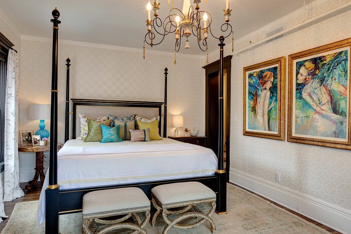 hình ảnh phòng ngủ phong cách chiết trung hiện đại với giường 4 cọc màu đen, đèn chùm sang trọng, tranh treo tường