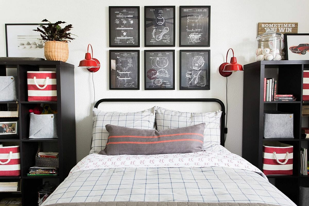 Hình ảnh phòng ngủ phong cách công nghiệp với tranh tường độc đáo, đèn màu và giỏ đựng màu đỏ