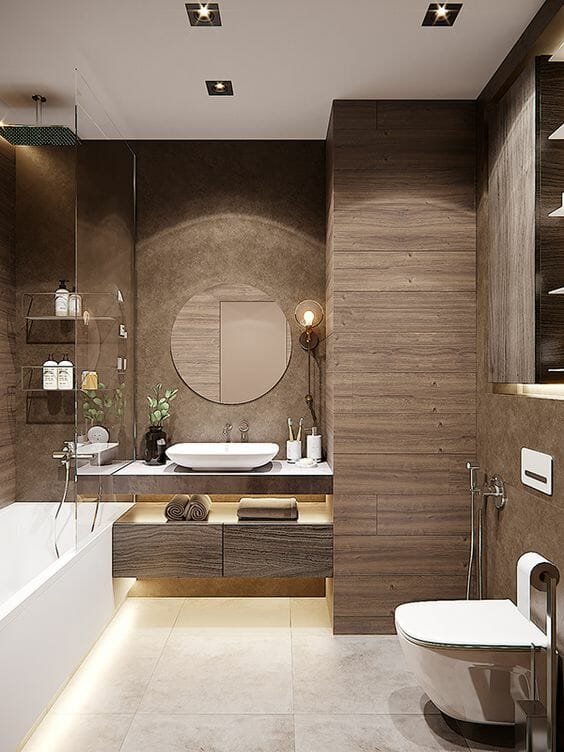hình ảnh phòng tắm màu nâu hiện đại với gạch giả gỗ, tủ nổi và hệ kệ lưu trữ gắn tường làm bằng chất liệu kính trong suốt.