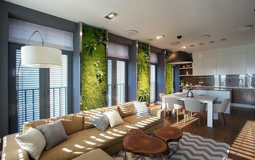 Hình ảnh toàn cảnh phòng khách liên thông bếp ăn được thiết kế theo phong cách nội thất eco nổi bật với tường cây xanh mướt