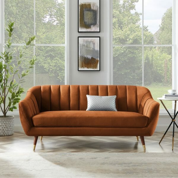 Mẫu ghế sofa nhỏ bọc nhung màu cam, chân bọc kim loại vàng đồng