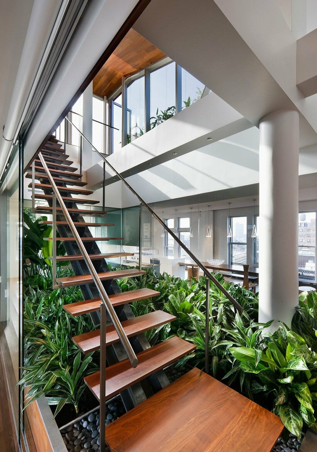 Hình ảnh cây xanh trồng dưới gầm cầu thang giúp cải thiện chất lượng không khí trong nhà