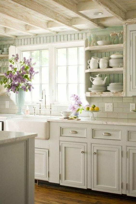 hình ảnh phòng bếp phong cách đồng quê với tường sơn trắng, dầm gỗ lộ thiên
