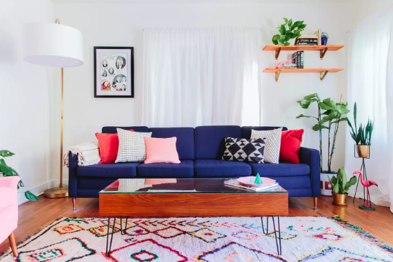 hình ảnh phòng khách với ghế sofa màu tím nổi bật