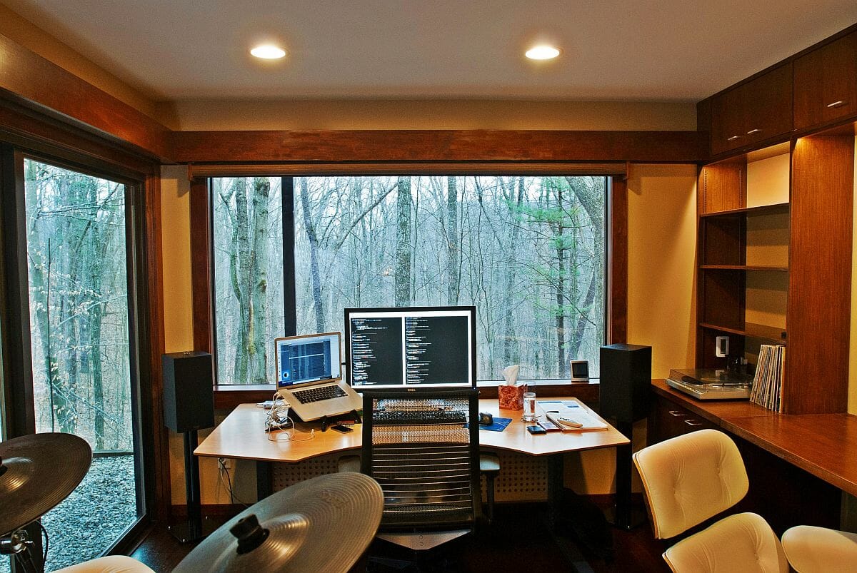 Khu rừng bên ngoài trở thành một phần của văn phòng tại nhà nhờ hệ cửa kính trong suốt.