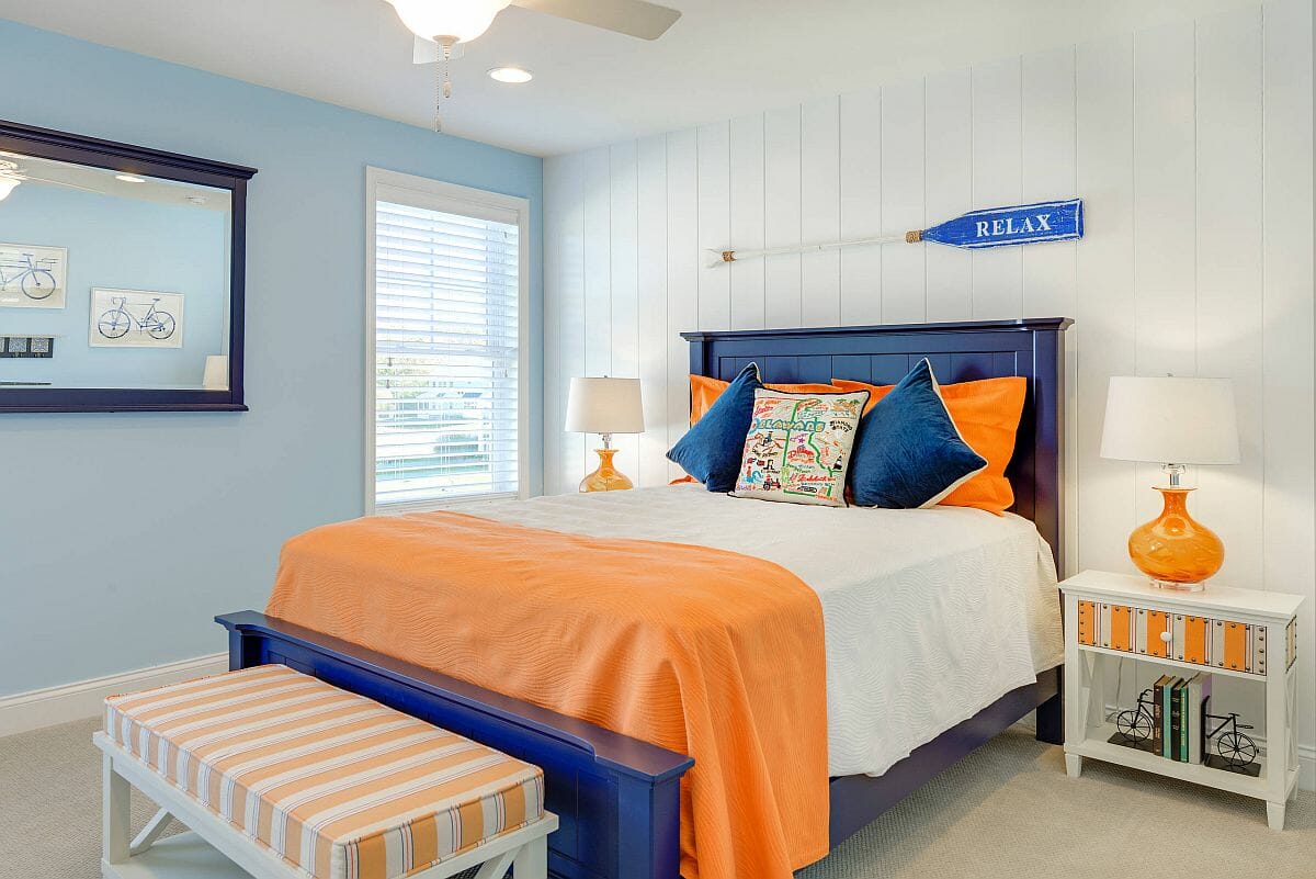 Hình ảnh phòng ngủ hiện đại, bắt mắt với những điểm nhấn màu xanh và cam trên ga gối
