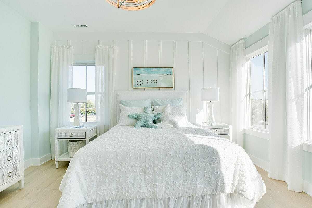 Sự kết hợp hoàn hảo giữa sắc trắng - màu xanh pastel tạo ra một phòng ngủ thư giãn và sang trọng. Đây là không gian riêng tư lý tưởng dành cho các cô nàng.