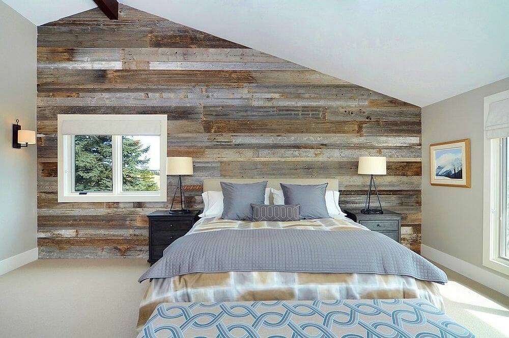 Hình ảnh phòng ngủ với tông trắng chủ đạo kết hợp xanh pastel, tường đầu giường ốp gỗ, cửa sổ kính trong suốt
