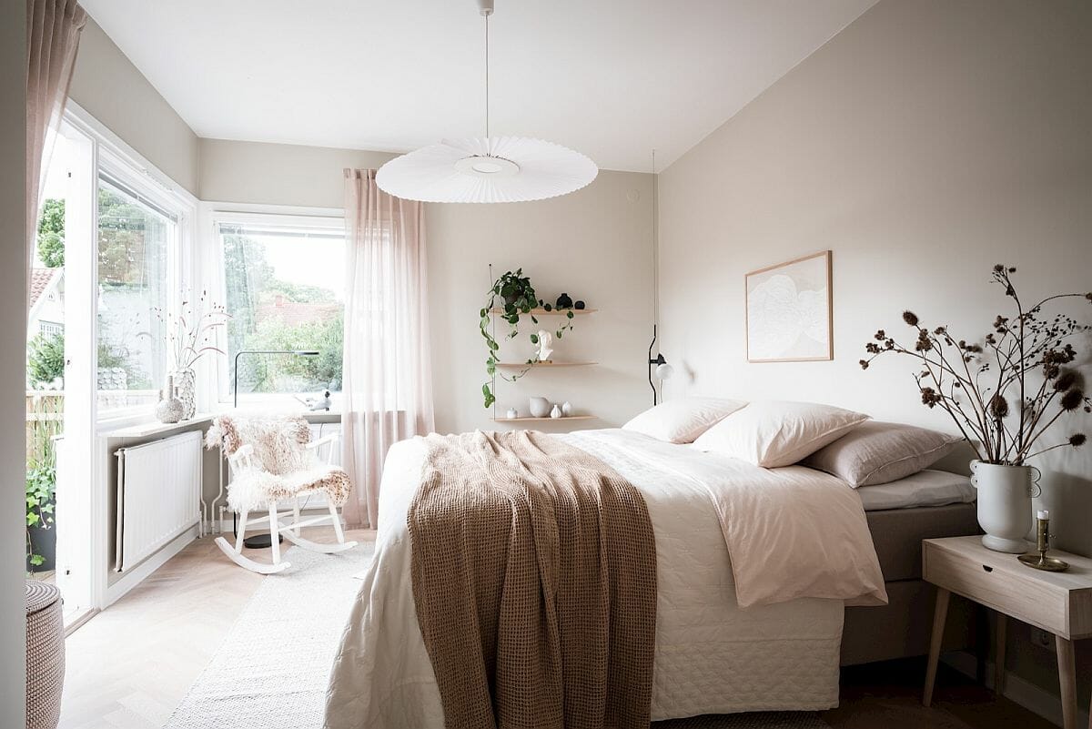 Kết cấu ấm áp, cây trồng trong nhà và màu trung tính kiến tạo phòng ngủ hiện đại hoàn hảo.