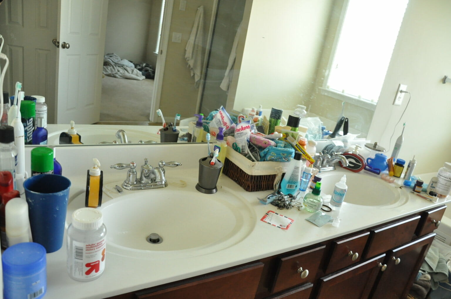 Hình ảnh phòng tắm với bồn rửa đổi hình elip, xung quanh bệ cất trữ vật dụng cá nhân khá gọn gàng