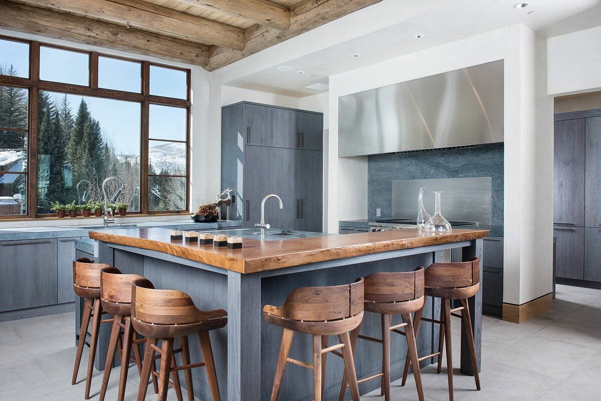Nhà bếp màu trắng và xám hiện đại với quầy bar ăn sáng bằng gỗ tự nhiên mộc mạc tạo cảm giác ấm cúng, gần gũi.